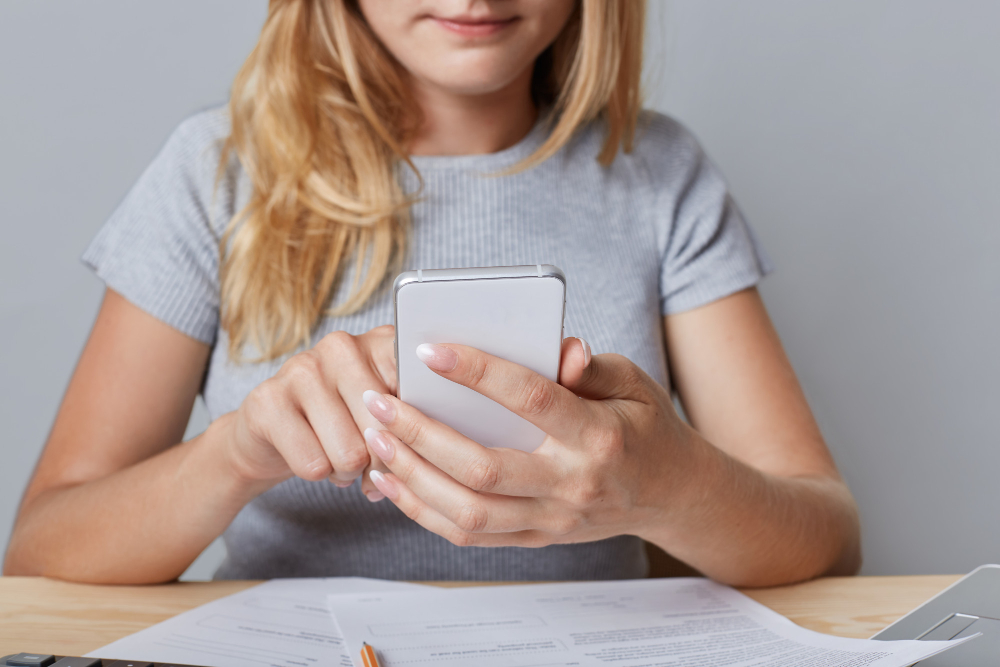 Person använder dator för att låna pengar online